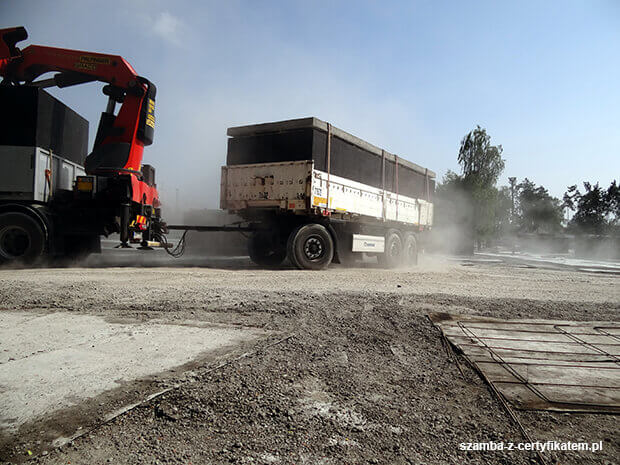Transport monolitycznych szamb betonowych  w Poddębicach z gwarancją
